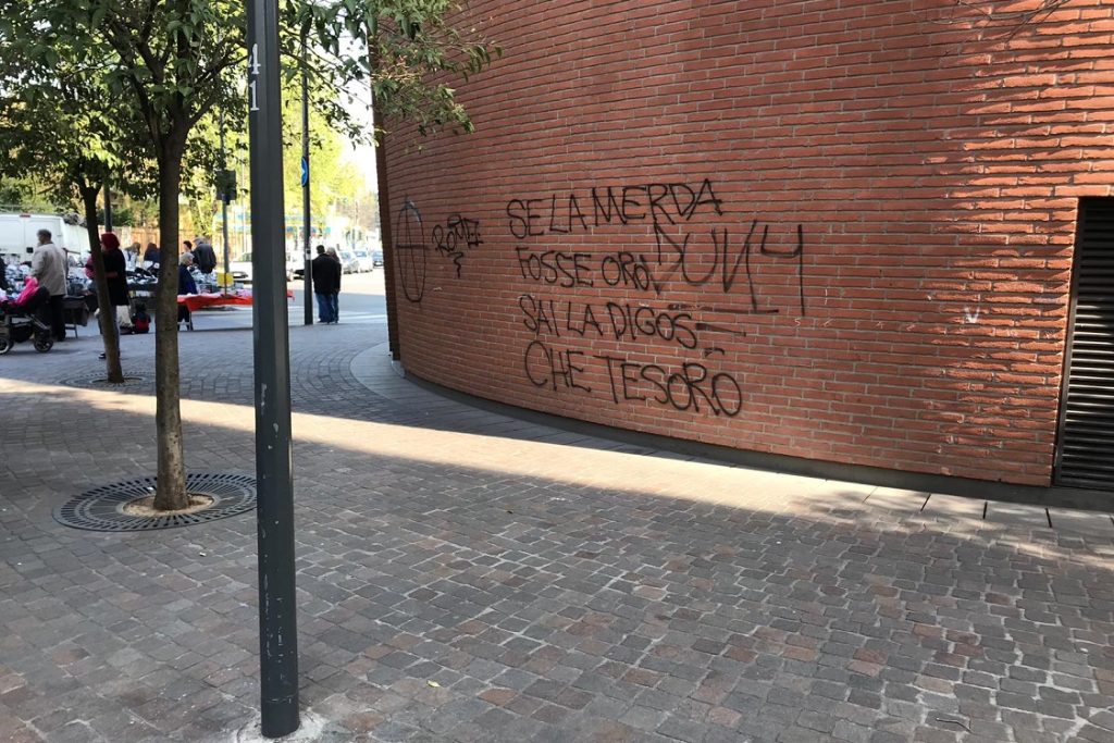 scritte ingiuriose contro la DIGOS