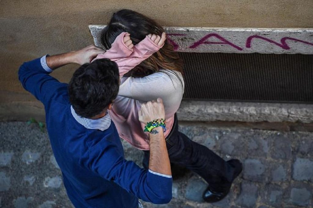 Salvadoregno maltrattamenti maltrattamenti in famiglia fuggire