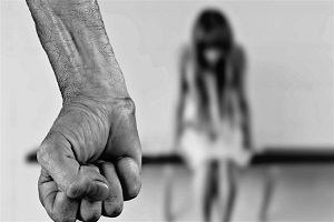 Cinese picchia moglie e figli, arrestato Manda fidanzata in ospedale, arrestato Abusi su minorenne violenza Ex pugile marocchino arrestato per stuprodomestica