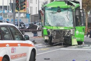 Morta la donna in coma dopo incidente fra Filobus e camion AMSA