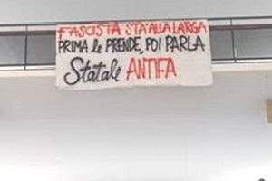 Membri dei collettivi aggrediscono studenti di destra