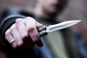 Senegalese minaccia negoziante con un coltello, arrestato Rapina in una gioielleria, tre feriti coltello