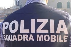 Spacciatore lancia la droga dalla finestra ma viene arrestato