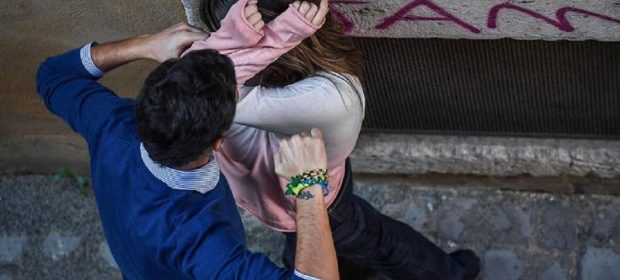 Marocchino arrestato per maltrattamenti Salvadoregno maltrattamenti maltrattamenti in famiglia fuggire