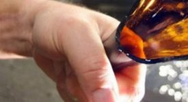 Magrebino rapina e ferisce un barbiere Rissa a bottigliate sgozzare donna ferita coccio di bottiglia 
