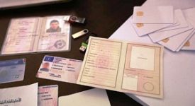 Arrestati due pluripregiudicati con documenti falsi documenti falsi possesso di documenti falsi