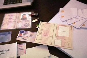 Arrestati due pluripregiudicati con documenti falsi documenti falsi possesso di documenti falsi