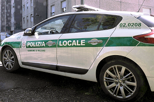 Differito lo sciopero della Polizia Locale Arrestato con 1 kg di cannabinoidi in auto e quasi 2 etti di cocaina in cantinaVia De Gasperi e Cusago, sgomberate roulotte https://www.ansa.it/lombardia/notizie/2022/01/29/fingono-di-esser-stati-investiti-per-derubare-giovane-presi_e8177678-eccb-4eb8-b08a-b3223ef88179.html Sette condanne per reati ai danni anziani Fermato gambiano per aggressioni a donne in piazza san Fedele Sequestrato un centro massaggi per sfruttamento della prostituzione Due donne arrestate per spaccio Sequestrati 400 grammi di cocaina e 138mila euro Polizia locale: sequestrati 46mila adattatori pericolosi Test sierologici per la Polizia Locale Tre arresti per spaccio della Polizia Locale Circa 200 agenti dedicati a presìdi mobili e hotspot Arrestato spacciatore con 2 etti di hashish nascosti nel passeggino Denunciato italiano di 45 anni per molestie sessuali Controllate 35 persone e 13 attività in zona Benedetto Marcello polizia locale sequestra due street food Sarà potenziato il servizio vigili di quartiere Cinese arrestato con 480 grammi di shaboo e 50 di ecstasy Revenge porn pregiudicato peruviano annonaria polizia locale