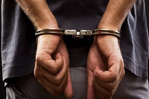 Rapinavano anziane: arrrestati due marocchini De Corato (FdI) Arrestato per rapina uno dei 2460 tunisini da espellere arrestato senegalese manette