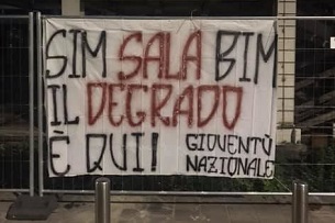 Sala in periferia De Chirico: una passarella