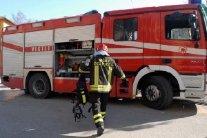 pompieri via aquila Incendio in caseggiato Aler, due feriti