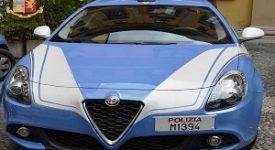 Controllata perché fuori casa e arrestata per detenzione di droga Arrestato spacciatore con l'autocertificazione Due sudamericane arrestate per furto aggravato Marocchino e somalo arrestati per rapina Furti ai turisti in metropolitanaGambiano da una testata a un agente Guardia giurata accoltella collega pusher gambiano Spacciatore polizia