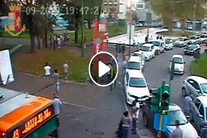 Marocchino accoltella padre che passeggia con i figli