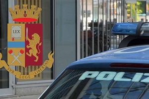 arrestato sotto casa della madre polizia
