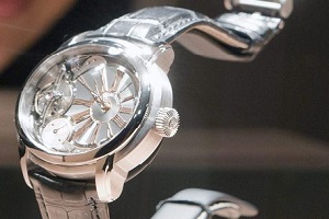 Tentano rapina di orologio da 180mila euro Irretito dalle avances di una sudamericana si fa rubare l'orologio