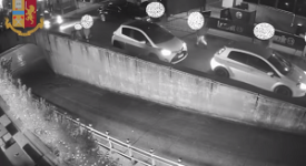 Scaraventa giù da un muretto spacciatore
