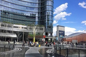 Aggressione con l'acido in Piazza Gae Aulenti