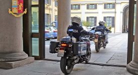 Gambiano arrestato per spaccio Libico e sierraleonese arrestati per spaccio Poliziotti liberano bambina rimasta chiusa in casa agenti motociclisti nibbio