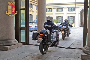 Gambiano arrestato per spaccio Libico e sierraleonese arrestati per spaccio Poliziotti liberano bambina rimasta chiusa in casa agenti motociclisti nibbio