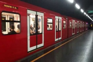 Ragazza si butta sui binari della metro: illesa Brusca frenata MM: alcuni feriti leggeri Riorganizzazione degli orari per ATM e sedili alternati su Trenord Approvato il sistema che mitigherà le brusche frenate della Metropolitana Sette feriti a causa di una brusca frenata della MM Rossa Brusca frenata della metro 10 feriti blocco della M1 rossa prolungamento della M1