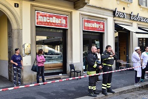 Crolla il controsoffitto in macelleria