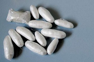 muore dopo avere ingoiato della cocaina