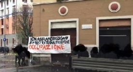 Occupazione lampo degli anarchici in piazzale Ferrara
