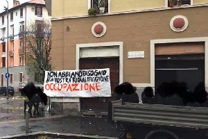 Occupazione lampo degli anarchici in piazzale Ferrara