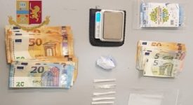 nascondeva droga e contanti in casa