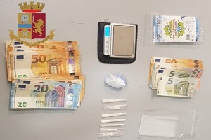 nascondeva droga e contanti in casa
