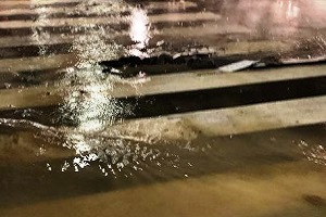 Via Ronchi allagata e senza luce