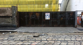 Blocco di pavé si stacca e danneggia ambulanza