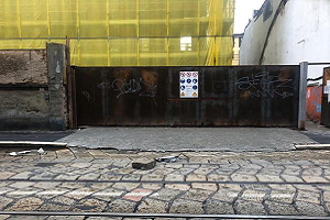 Blocco di pavé si stacca e danneggia ambulanza