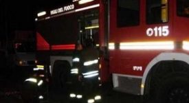 vigili del fuoco, pompieri Incendio in caseggiato Aler, due feriti