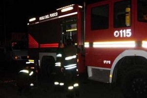 vigili del fuoco, pompieri Incendio in caseggiato Aler, due feriti