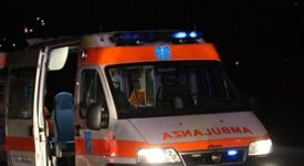 È stato riconosciuto grazie alla tessera ATM il giovane di 21 anni trovato morto nei giardini di Piazzale Aquileia. Inutili i soccorsi, il giovane era già morto all’arrivo dei soccorritori che non hanno potuto fare altro se non dichiararne il decesso. A terra, a fianco al corpo del ragazzo gli agenti hanno trovato alcune scatole di medicinali, probabilmente antidepressivi. La madre ha dichiarato che il giovane non soffriva di nessuna patologia clinica o disturbi psichiatrici e non assumeva alcun farmaco. La donna ha ammesso che ultimamente soffriva di uno stato di depressione derivante, forse, dal divorzio dei genitori. Ieri sera il giovane avrebbe detto alla madre che sarebbe rimasto a dormire fuori casa. Per gli investigatori l’ipotesi più accreditata al momento è quella del suicidio, si aspetta l’esito della autopsia che chiarirà le cause del decesso. Vigilante travolge motociclista e si spara Giovani immigrati prendono a sassate ambulanza