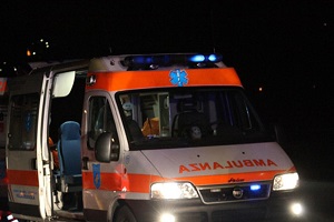 È stato riconosciuto grazie alla tessera ATM il giovane di 21 anni trovato morto nei giardini di Piazzale Aquileia. Inutili i soccorsi, il giovane era già morto all’arrivo dei soccorritori che non hanno potuto fare altro se non dichiararne il decesso. A terra, a fianco al corpo del ragazzo gli agenti hanno trovato alcune scatole di medicinali, probabilmente antidepressivi. La madre ha dichiarato che il giovane non soffriva di nessuna patologia clinica o disturbi psichiatrici e non assumeva alcun farmaco. La donna ha ammesso che ultimamente soffriva di uno stato di depressione derivante, forse, dal divorzio dei genitori. Ieri sera il giovane avrebbe detto alla madre che sarebbe rimasto a dormire fuori casa. Per gli investigatori l’ipotesi più accreditata al momento è quella del suicidio, si aspetta l’esito della autopsia che chiarirà le cause del decesso. Vigilante travolge motociclista e si spara Giovani immigrati prendono a sassate ambulanza