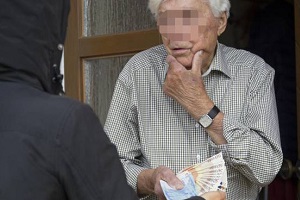 Arrestata truffatrice di anziani Arrestato per avere truffato gli anziani vicini truffe ad anziani