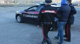 Stupra e rapina 70enne
