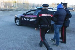 Stupra e rapina 70enne