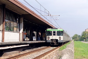 suicida sotto un convoglio della M2