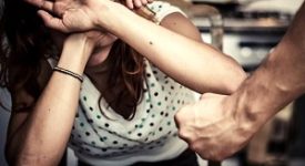 Picchia e tenta di strangolare la fidanzata Picchiata dall’ex compagno chiama la Polizia simulando l’ordine di una pizza Oltre 340 casi trattati dal Nucleo tutela donne e minori Sardone (Lega): a Milano le donne non sono tutelate Segrega la moglie in casa, arrestato ecuadoriano Rientra ubriaco e picchia la moglie violenza domestica Prende la moglie a sediate