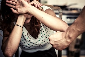 Sardone (Lega): a Milano le donne non sono tutelate Segrega la moglie in casa, arrestato ecuadoriano Rientra ubriaco e picchia la moglie violenza domestica Prende la moglie a sediate