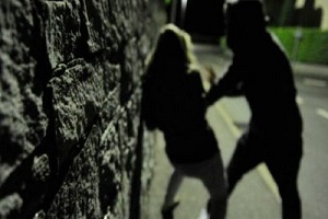 Sedicenne denuncia; violentata nella notte a Milano Gruppo di stranieri stuprano commessa Violentata studentessa ventenne Aggressione e sospetta violenza su una donna Donna violentata in piazza Gae Aulenti violenza sessuale violentataarrestato ragazzo originario del Gabon