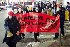 Denunciati per imbrattamento due antagonisti della Camera del non lavoro