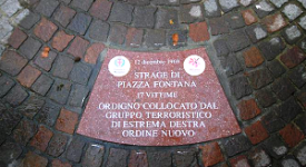 Posate 17 formelle in memoria delle vittime di Piazza Fontana