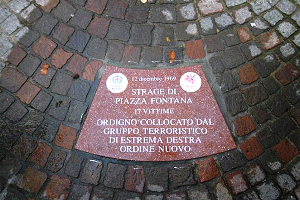 Posate 17 formelle in memoria delle vittime di Piazza Fontana