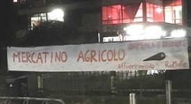 Gli occupanti abusivi del Liceo Omero vendono frutta e verdura