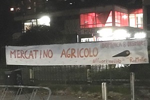 Gli occupanti abusivi del Liceo Omero vendono frutta e verdura