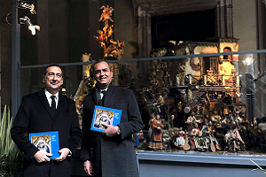 Sala e de Magistris accendono il presepe a Palazzo Marino
